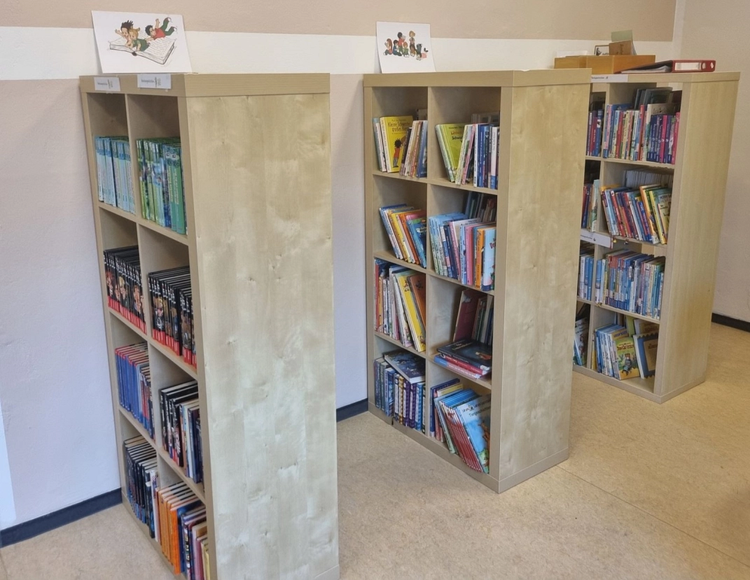 Drei Bücherregale in der Bücherei der Grundschule Börry&nbsp;&copy;&nbsp;Ilsetalschule