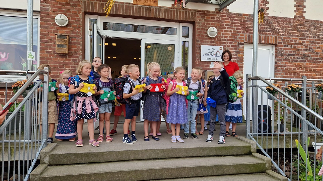 Einschulung Kinder Treppe 2.jpg&nbsp;&copy;&nbsp;Ilsetalschule