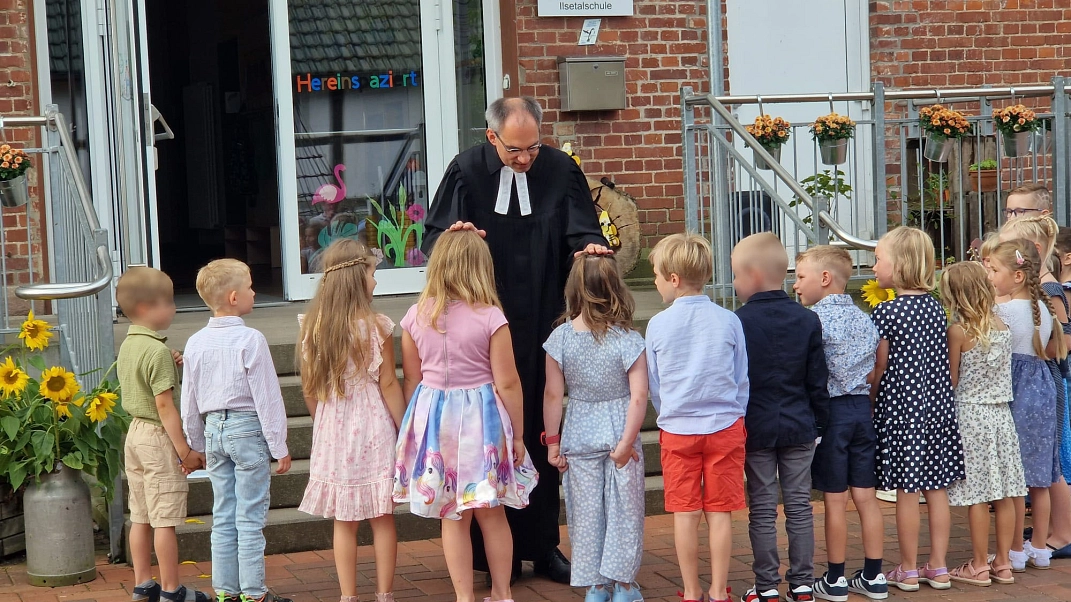 Kinder Pfarrer 3.jpg&nbsp;&copy;&nbsp;Ilsetalschule