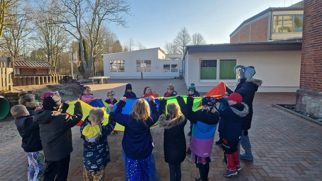 Klasse 1 draußen.jpg&nbsp;&copy;&nbsp;Ilsetalschule